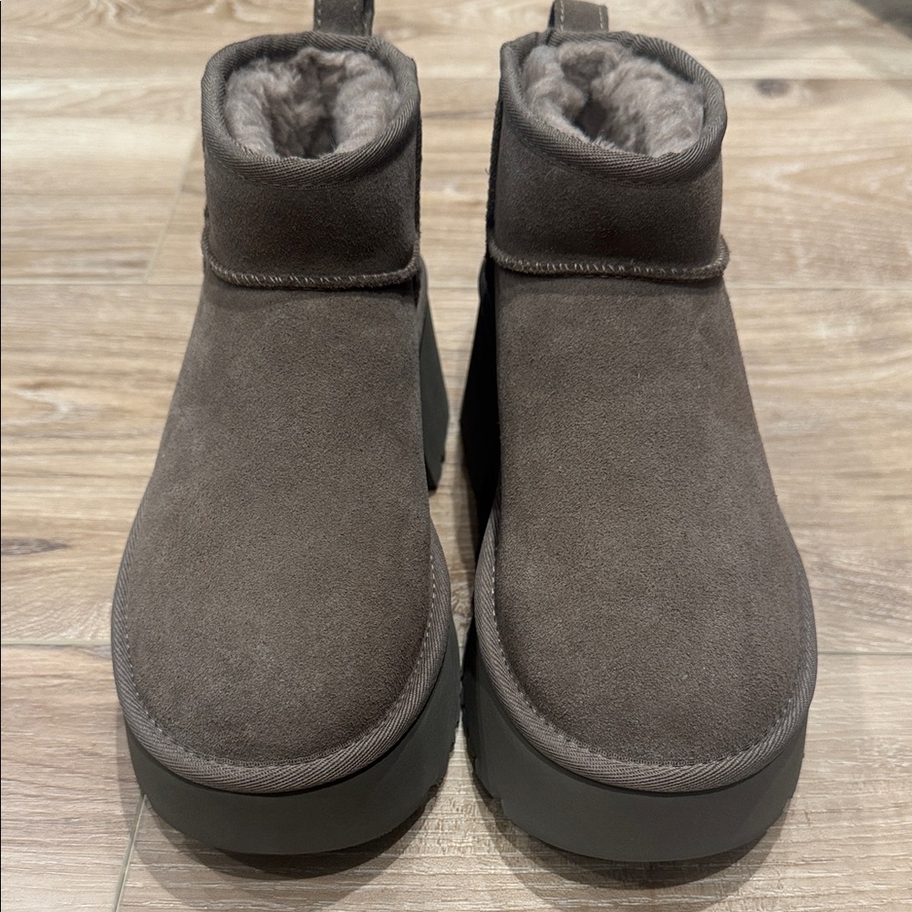 UGG Classic Ultra Mini Platform Boots Brown – Size 6 – Never Worn